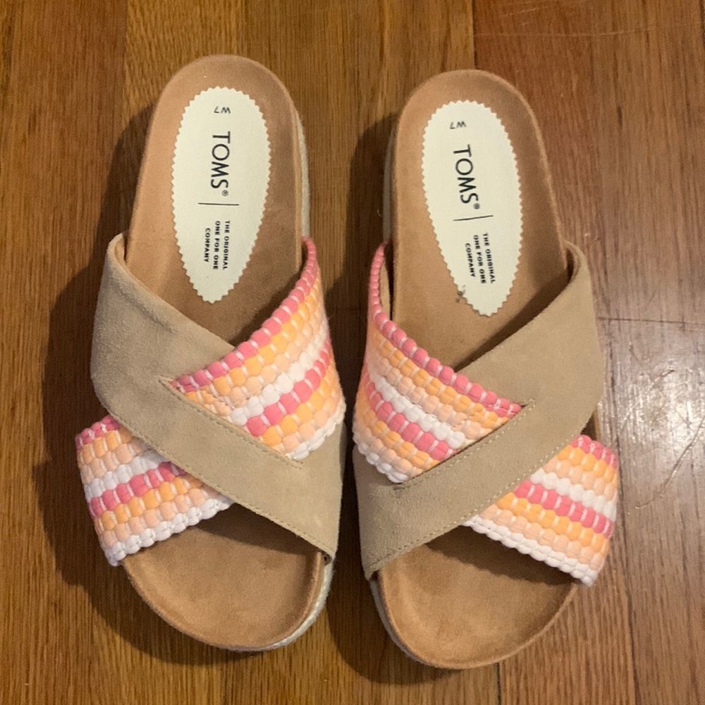 EUC Toms pink/orange sandals. Size 7